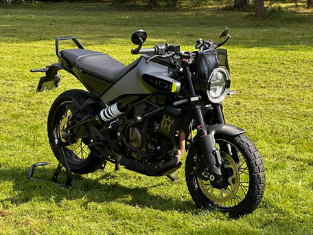 2023 Husqvarna Svartpilen 401, чёрный, 560000 рублей, вид 2