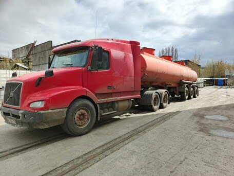 1998 Volvo VNL, красный, 1000000 рублей, вид 2