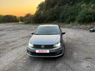 2017 Volkswagen Polo V Рестайлинг, серебристый, 1400000 рублей, вид 2