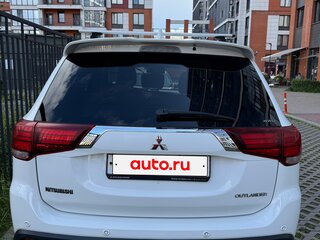2019 Mitsubishi Outlander III Рестайлинг 3, белый, 1900000 рублей, вид 2