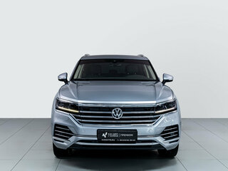 2018 Volkswagen Touareg III, серебристый, 4321000 рублей, вид 2