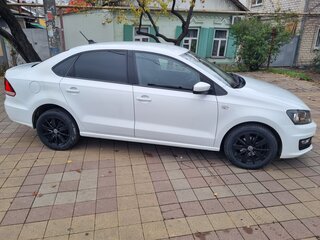 2017 Volkswagen Polo V Рестайлинг, белый, 850000 рублей, вид 2