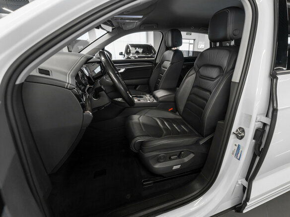 2018 Volkswagen Touareg III, белый - вид 8