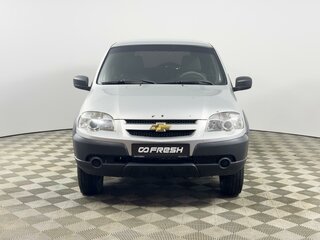 2018 Chevrolet Niva I Рестайлинг, серебристый, 679900 рублей, вид 3