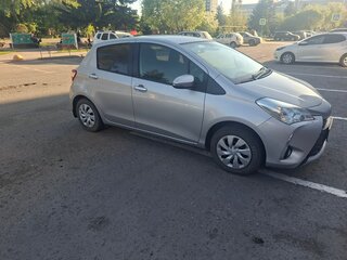 2019 Toyota Vitz III (XP130) Рестайлинг 2, серебристый, 950000 рублей, вид 2