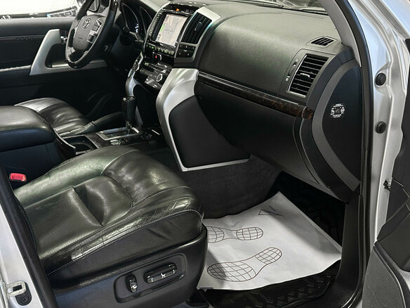 2014 Toyota Land Cruiser 200 Series Рестайлинг 1, серебристый, 3930000 рублей - вид 15