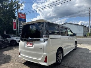2021 Toyota Voxy III (R80) Рестайлинг, белый, 2090000 рублей, вид 5