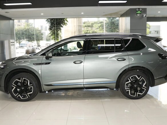 2026 Volkswagen Talagon I Рестайлинг, серебристый, 6260000 рублей - вид 3