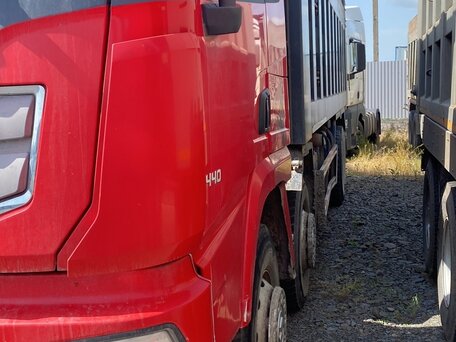 2022 Shacman (Shaanxi) SX3318, красный, 3210000 рублей, вид 1