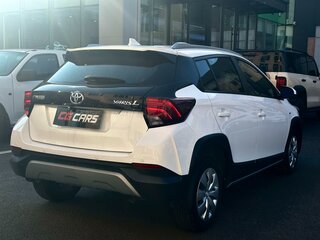 2022 Toyota Yaris L X XP150 Рестайлинг, белый, 1440000 рублей, вид 4