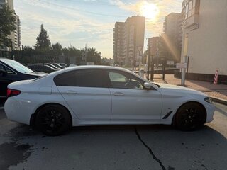 2022 BMW 5 серии 530i xDrive VII (G30/G31/G38) Рестайлинг, белый, 6350000 рублей, вид 5