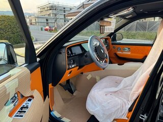 2026 Rolls-Royce Cullinan Black Badge I Рестайлинг (Series II), чёрный, 68500000 рублей, вид 3
