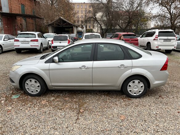 2010 Ford Focus II Рестайлинг, серебристый, 400000 рублей - вид 3