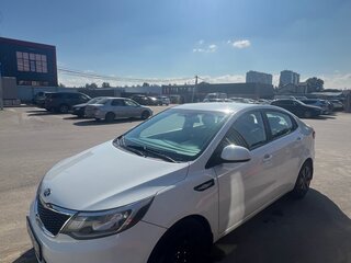 2017 Kia Rio III Рестайлинг, белый, 600000 рублей, вид 4