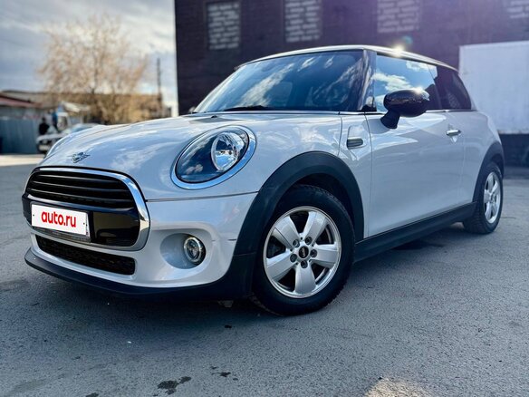 2019 Mini Hatch Cooper III (F55/F56) Рестайлинг, серебристый, 2600000 рублей