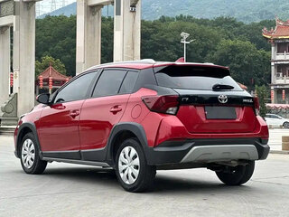 2022 Toyota Yaris IV, красный, 979099 рублей, вид 4