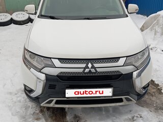 2019 Mitsubishi Outlander III Рестайлинг 3, белый, 1890000 рублей, вид 3