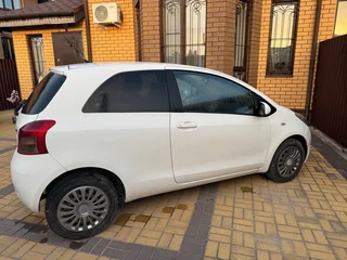 2008 Toyota Yaris Multimode II, белый, 450000 рублей, вид 2