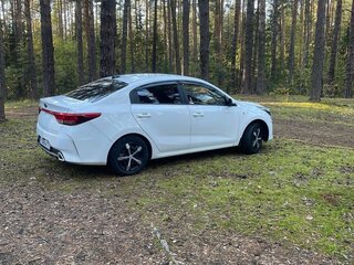 2021 Kia Rio IV Рестайлинг, белый, 1200000 рублей, вид 2