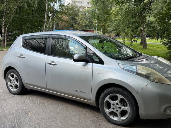 2011 Nissan Leaf (EM61) I (ZE0/AZE0), серый - вид 6