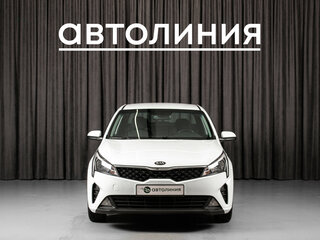 2020 Kia Rio IV Рестайлинг, белый, 980000 рублей, вид 2