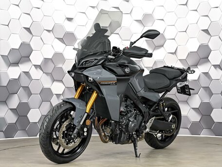 2024 Yamaha MT-09 Tracer (FJ-09), серый, 1639000 рублей, вид 2