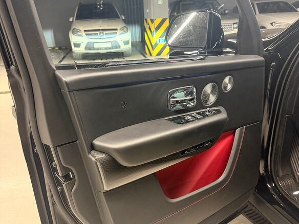 2022 Rolls-Royce Cullinan Black Badge I (Series I), чёрный, 32990000 рублей - вид 9