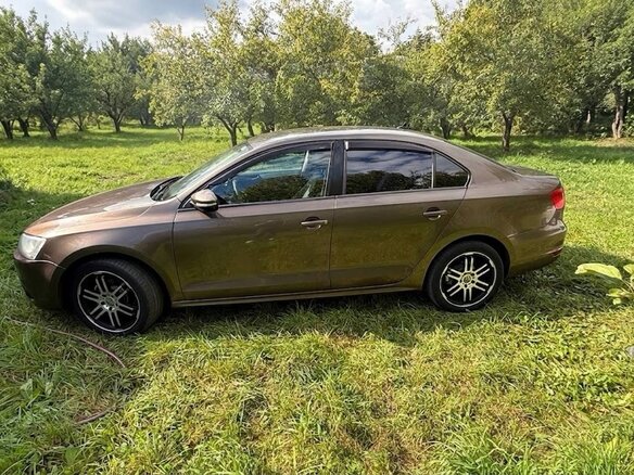 2012 Volkswagen Jetta VI, коричневый, 920000 рублей - вид 3