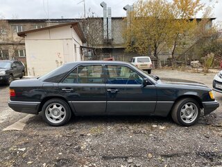 1995 Mercedes-Benz E-Класс 220 I (W124), чёрный, 2000000 рублей, вид 4