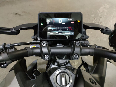 2024 Yamaha MT-09 (FZ-09), серебристый, 930000 рублей, вид 5