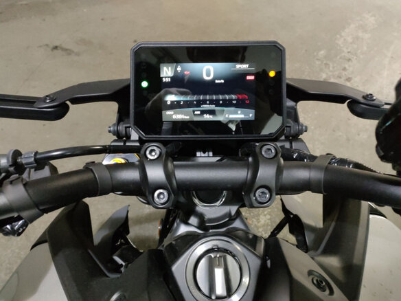 2024 Yamaha MT-09 (FZ-09), серебристый, 930000 рублей - вид 4