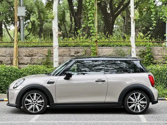 2023 Mini Hatch Cooper III (F55/F56) Рестайлинг 2, серый - вид 3