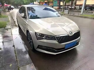 2022 Skoda Superb III Рестайлинг, серебристый, 2090000 рублей, вид 1