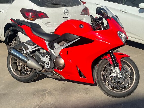2015 Honda VFR 800, красный, 675000 рублей - вид 2
