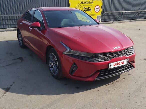 2022 Kia K5 III, красный, 2600000 рублей - вид 2