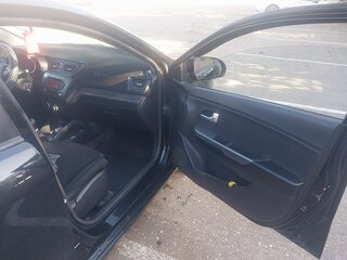 2013 Kia Rio III, чёрный, 900000 рублей, вид 4