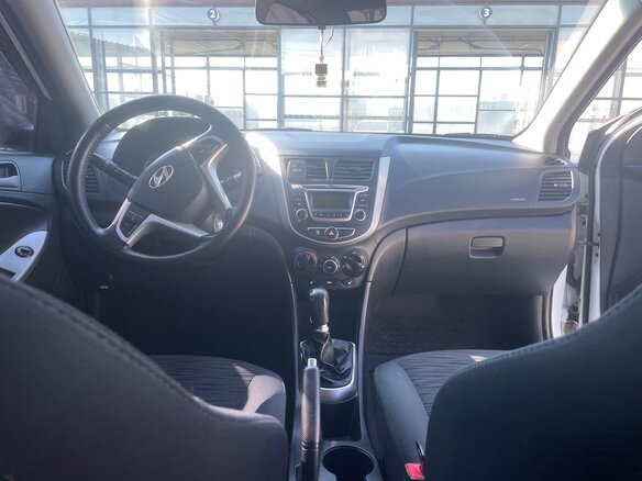 2014 Hyundai Solaris I Рестайлинг, белый, 930000 рублей - вид 8