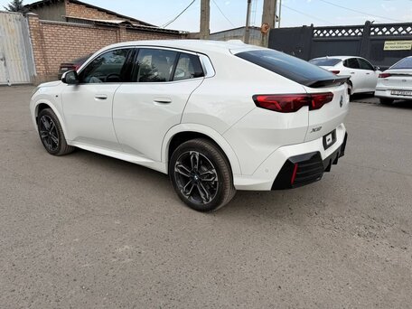 2024 BMW X2 sDrive20i II (U10), белый, 6820000 рублей, вид 5