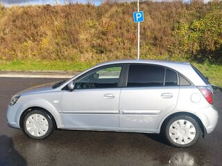 2010 Kia Rio II Рестайлинг, серебристый, 600000 рублей, вид 3
