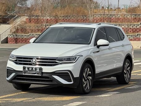 2023 Volkswagen Tiguan II Рестайлинг, белый, 2410000 рублей, вид 1