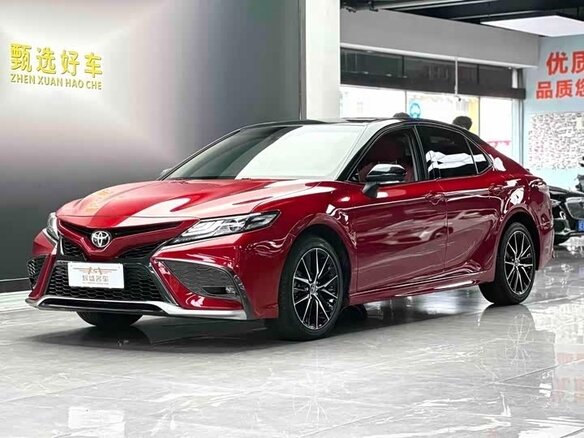 2021 Toyota Camry VIII (XV70), красный