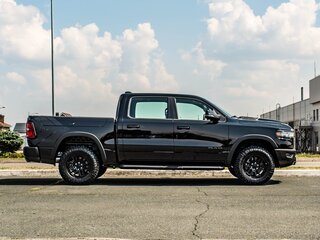 2026 Ram 1500 Crew Cab V Рестайлинг, чёрный, 10762500 рублей, вид 4
