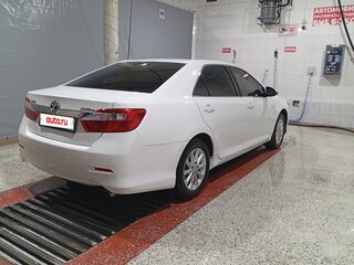 2013 Toyota Camry VII (XV50), белый, 1300000 рублей, вид 3