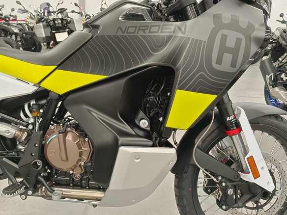 2023 Husqvarna Norden 901, серый, 1490000 рублей - вид 11