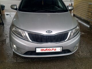 2013 Kia Rio 4-speed III, серебристый, 900000 рублей, вид 1