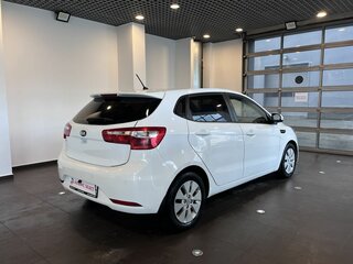 2014 Kia Rio 6-speed III, белый, 900000 рублей, вид 3