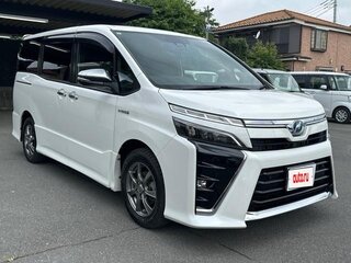 2021 Toyota Voxy III (R80) Рестайлинг, белый, 1800000 рублей, вид 1