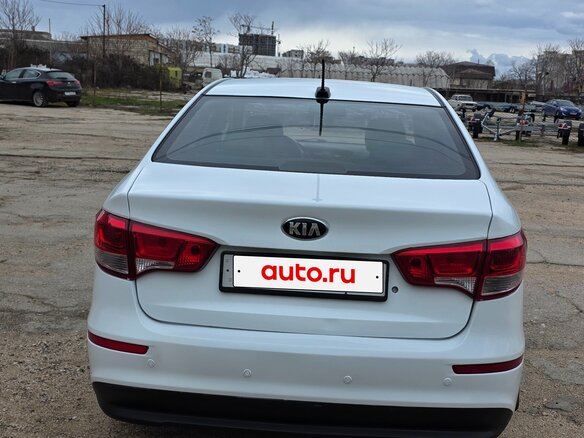 2017 Kia Rio III Рестайлинг, белый - вид 13