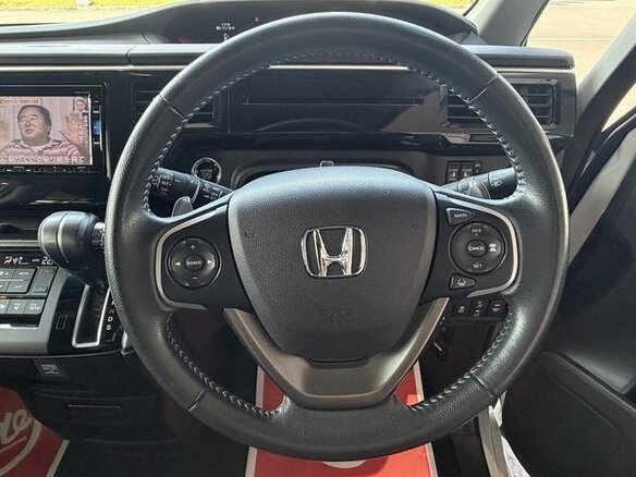 2017 Honda Stepwgn Spada V Рестайлинг, белый, 1510000 рублей - вид 9