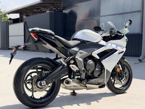 2025 Triumph Daytona 660, белый - вид 7